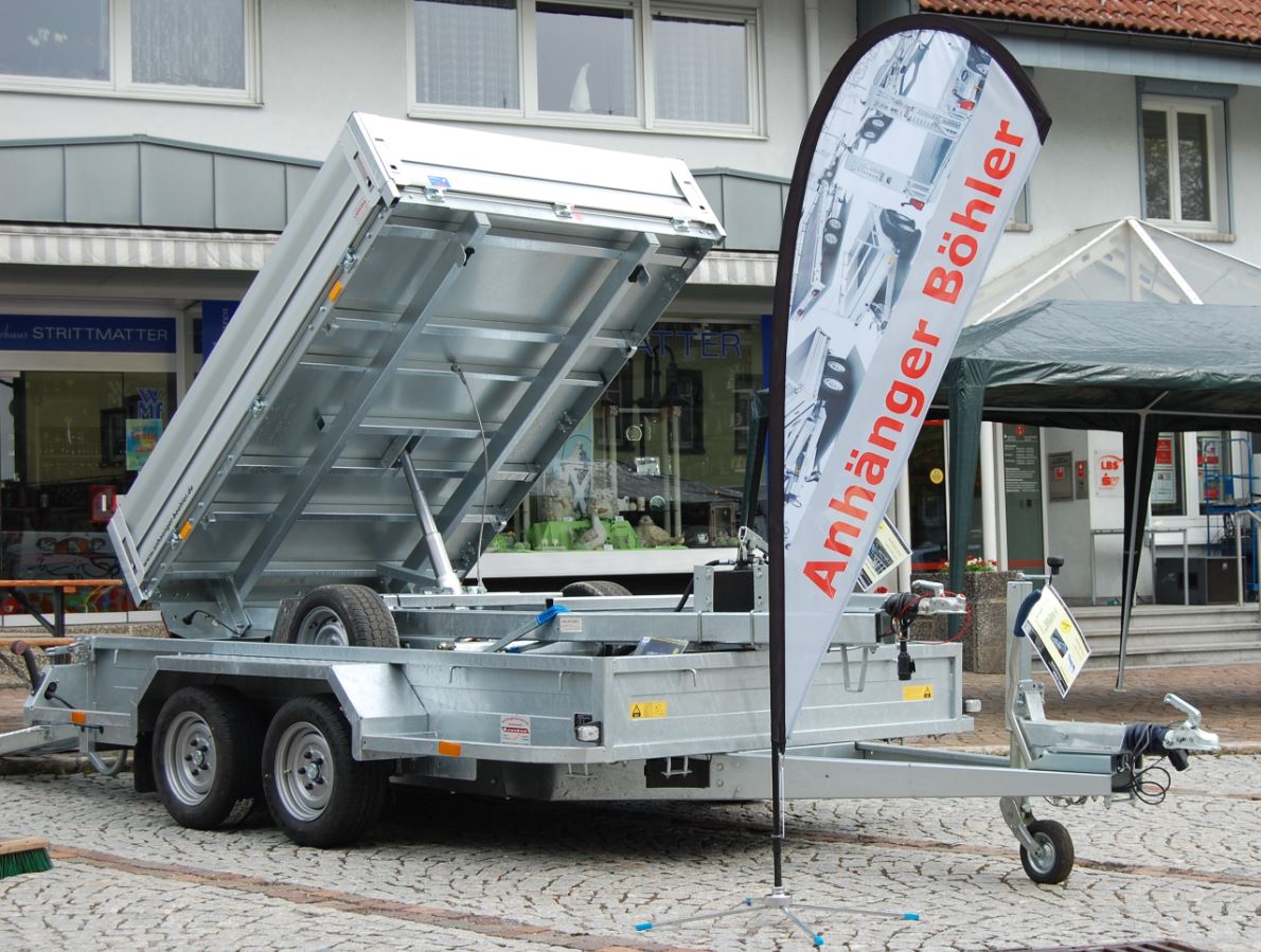 Saris Magnum mit Knig Kipper Anhaenger Boehler 79733 Goerwihl Segeten